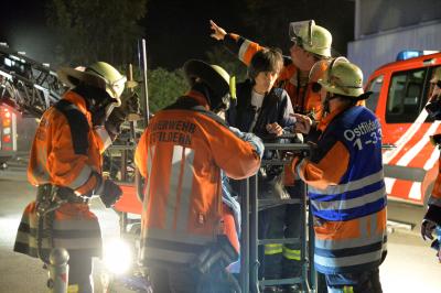 11 Verletzte nach Brand in Mehrfamilienhaus in Ostfildern-Nellingen - Feuerwehr rettet 12 Menschen ueber Drehleitern